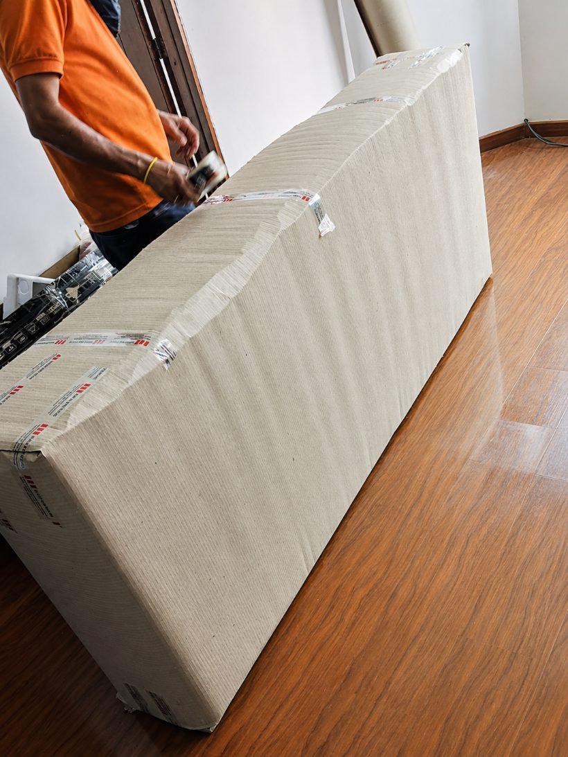 Embalaje profesional para mudanzas: personal protegiendo un mueble con material adecuado