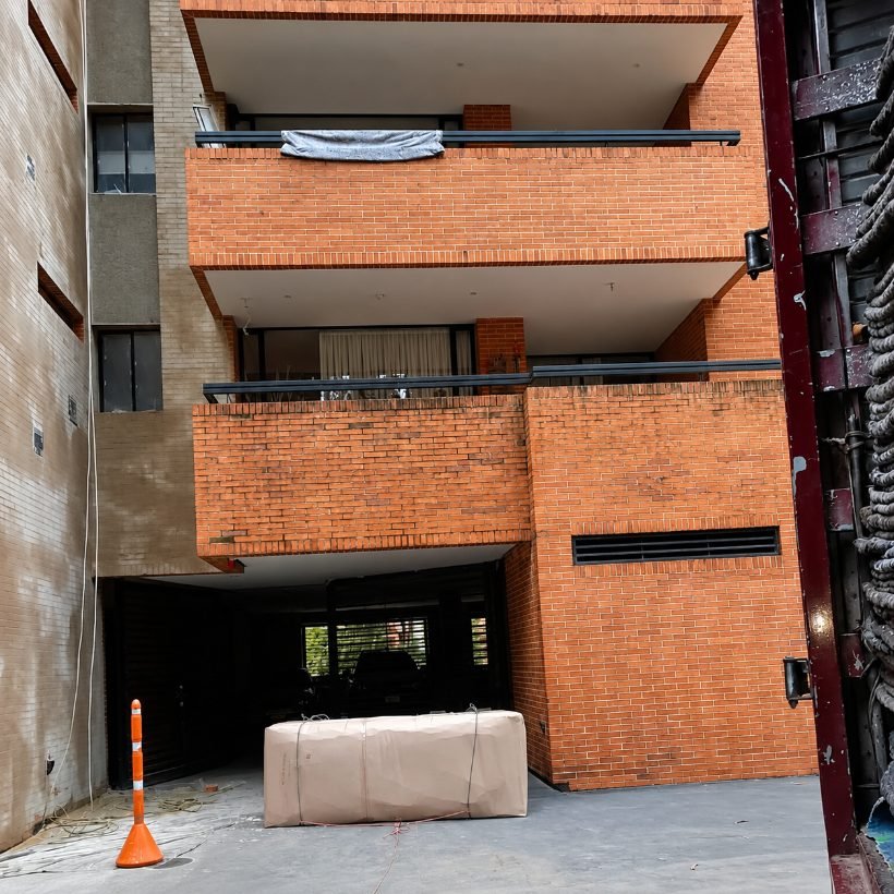 Subida de muebles por fachada en Bogotá en un edificio de varios pisos