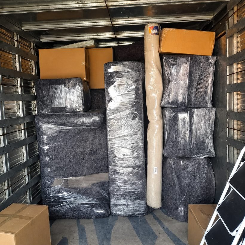 Transporte nacional de mudanzas: camión cargado y organizado para viajar entre ciudades