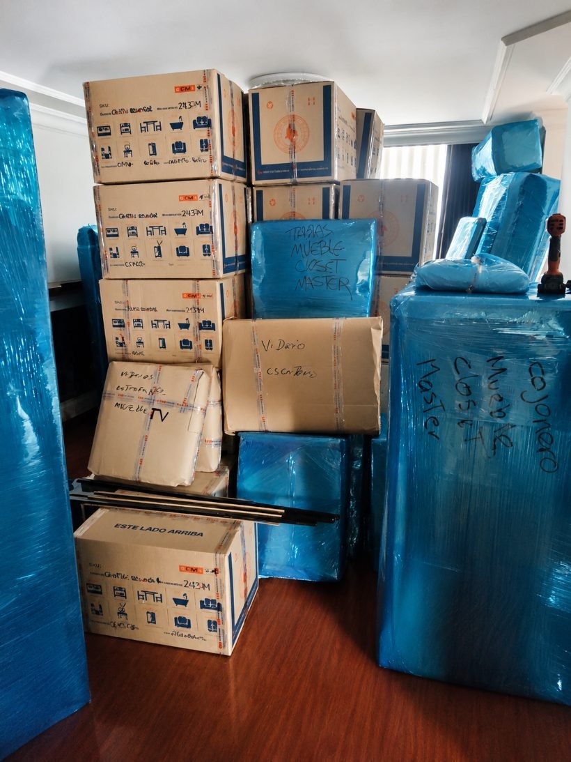 Mudanzas residenciales en Bogotá: cajas y muebles embalados listos para el traslado